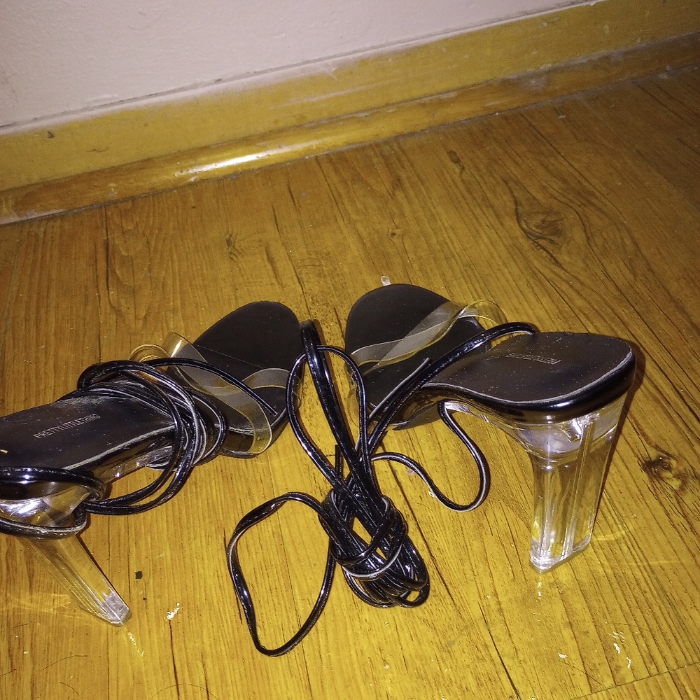 Pretty little things Sandals - Picture 2 of 3
